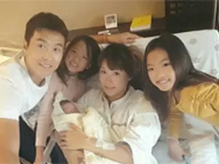 サッカー選手イ・ドングク、妻と息子の”出産記念写真”を公開
