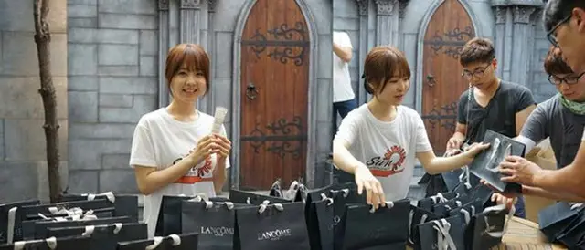 女優パク・ボヨンが、現在出演中のtvNドラマ「ああ、私の幽霊さま」のスタッフに有名ブランドLANCOMEの日焼け止めクリームを贈った。（提供:OSEN）