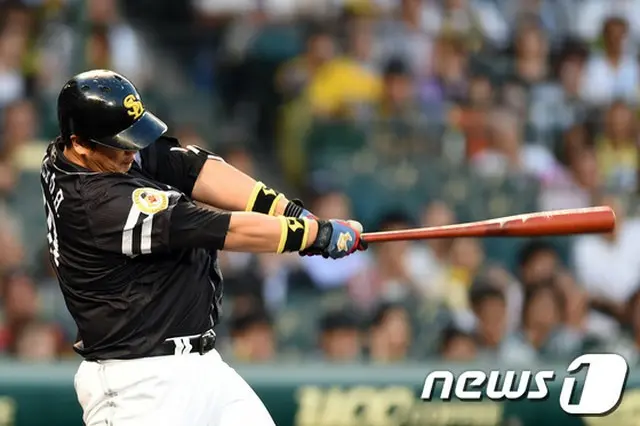 ”ビッグボーイ”ことイ・デホ（李大浩、33）が、日本プロ野球に進出してから最高の活躍を見せて前半戦を終えた。