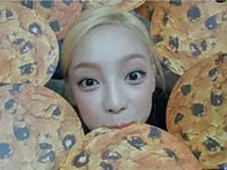 「KARA」ハラ、チョコチップクッキーとはしゃぐキュートな小顔