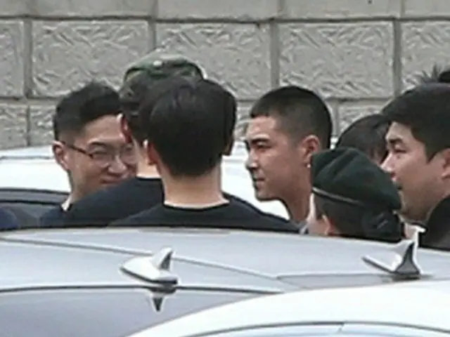 丸刈り姿で入隊したユンホさん＝21日、楊州（聯合ニュース）