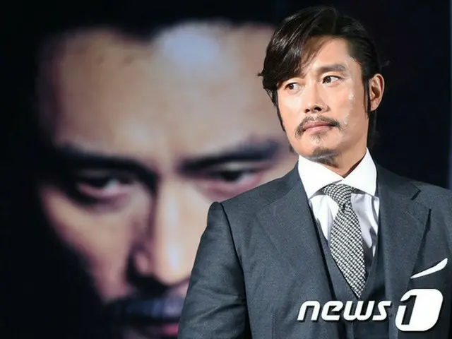 ”不倫騒動”と”脅迫事件”で世間を騒がせた韓国俳優イ・ビョンホン （45）が事件後、初めて公の場に姿をみせ、謝罪した。