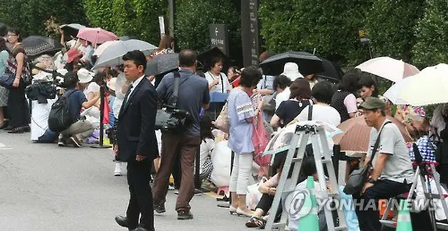 韓国俳優ペ・ヨンジュン（42）と女優パク・スジン（29）が27日午後、ソウル市内にあるシェラトン・グランデウォーカーヒルのアストンハウスにて結婚式を挙げた。（提供:YONHAPNEWS）