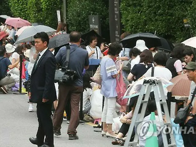 韓国俳優ペ・ヨンジュン（42）と女優パク・スジン（29）が27日午後、ソウル市内にあるシェラトン・グランデウォーカーヒルのアストンハウスにて結婚式を挙げた。（提供:YONHAPNEWS）