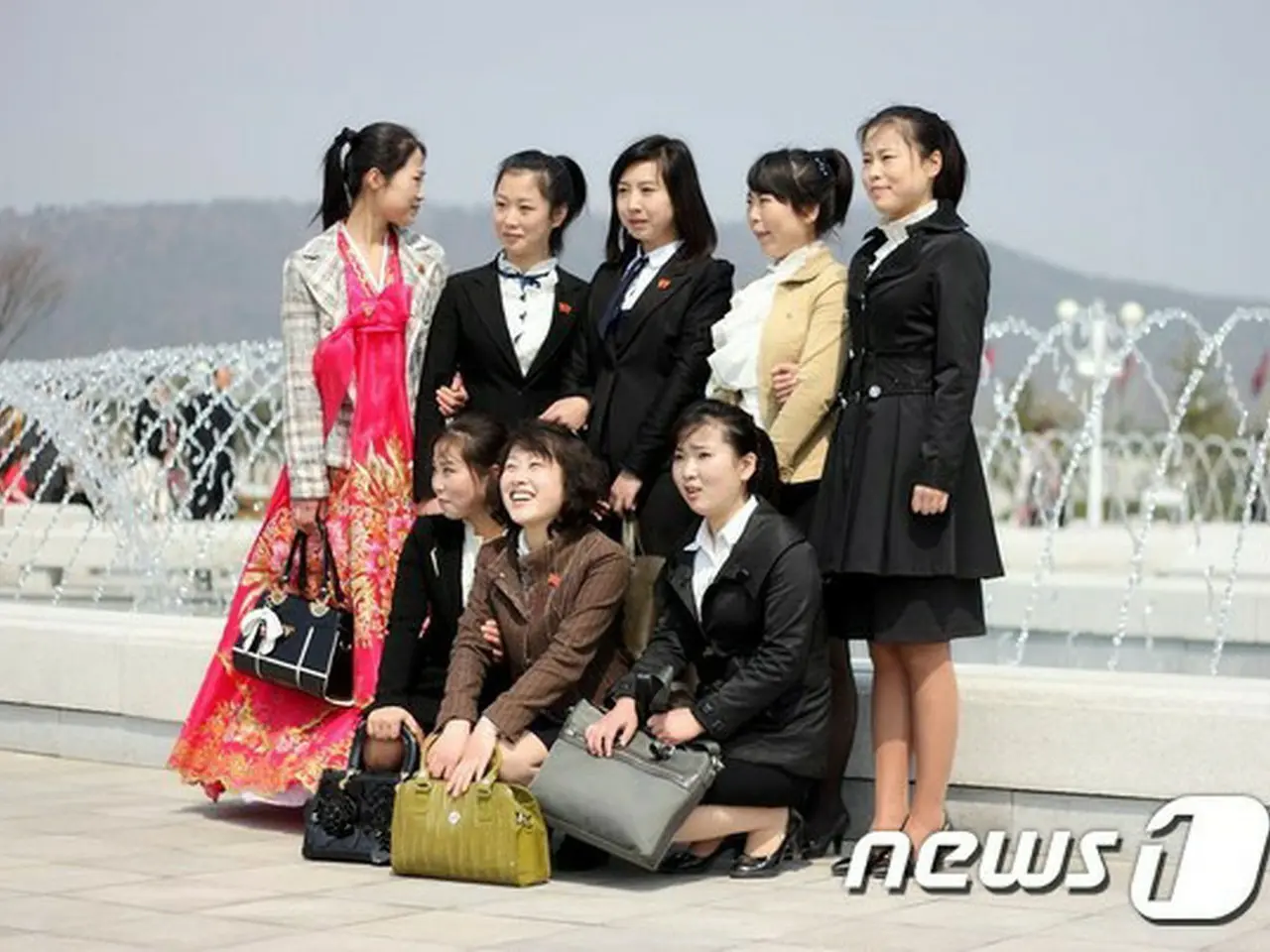 北朝鮮の女性、ファッションへの関心増す…高級ブランド偽物も盛んに