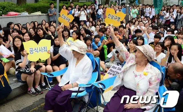 夏休みに入った中高生や大学生数百人が慰安婦問題に対する日本政府の公式謝罪を要求し、8月14日を「日本軍慰安婦メモリアルデー」として国連が指定しなければならないと主張した。