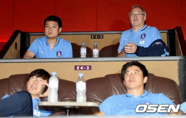 東アジア杯での決戦を控えたシュティーリケ号（韓国サッカー代表）が映画観賞に出かける余裕をみせた。