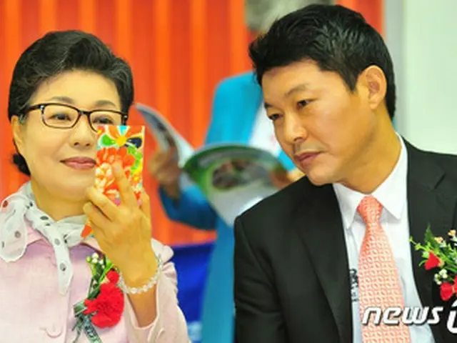 韓国の朴槿恵大統領の実妹である朴槿令氏（写真左。右は夫のシン・ドンウク氏）が、慰安婦問題や靖国神社参拝など日韓の敏感な懸案について、日本に友好的な立場を明かした。（提供:news1）