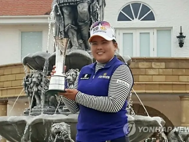 優勝カップを手に笑顔を浮かべる朴仁妃＝２日、ターンベリー（聯合ニュース）