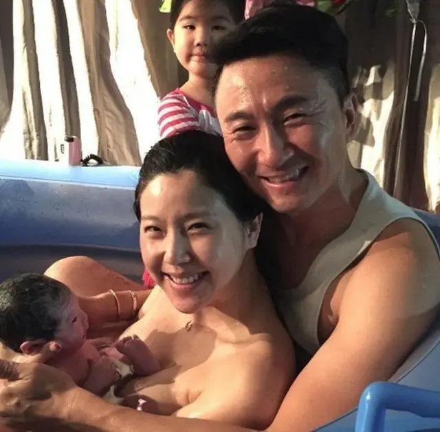 韓国の作曲家チュ・ヨンフン（45）の妻で女優のイ・ユンミ（33）が水中分娩で娘を出産した。（提供:news1）