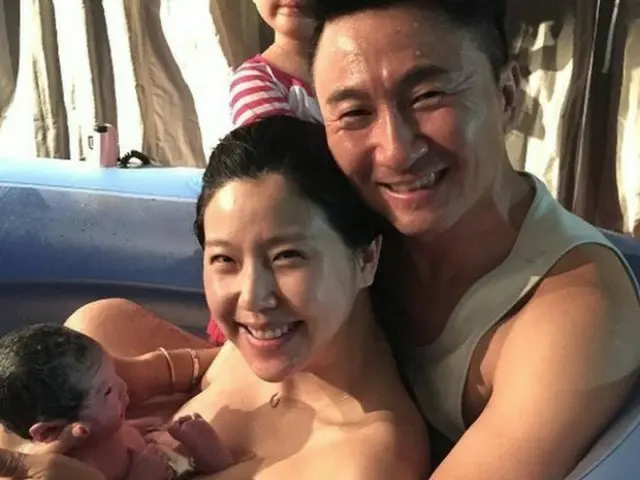 韓国の作曲家チュ・ヨンフン（45）の妻で女優のイ・ユンミ（33）が水中分娩で娘を出産した。（提供:news1）