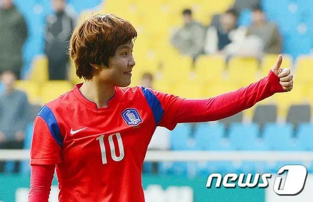 ユン・ドクヨ監督率いる韓国女子サッカー代表は、ことし6月、カナダで開かれた女子W杯で史上初の勝利と16強進出をダブル達成。そして去る1日、中国で開催中の東アジア杯では初戦の中国を下し、勢いに乗っている。
