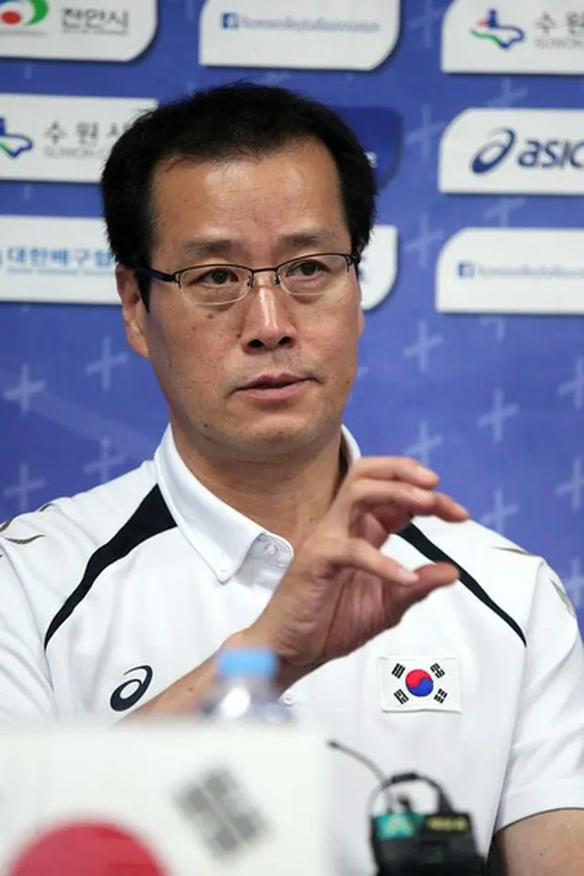 “アジア最強”イランの壁を破った韓国男子バレーボール代表チームのムン・ヨングァン監督は緊張感を緩めなかった。8強トーナメントで戦う日本を相手に総力戦をおこなうを新たに覚悟を固めた。（提供:news1）