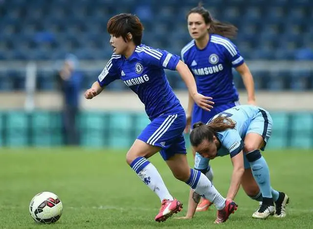 イングランド女子FAカップでチェルシー・レディースを優勝に導いた韓国女子サッカー選手のチ・ソヨンが男子クラブチェルシーFCのホームスタジアムで優勝パレードをおこなう。（提供:news1）
