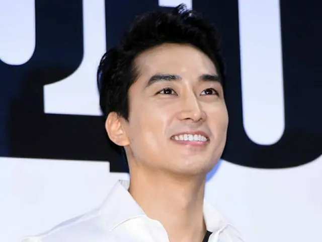 俳優ソン・スンホン（38）が、中国女優リウ・イーフェイ（27）との熱愛を認めた中、初めて公の場に姿を現し、明るい笑顔を見せた。（提供:OSEN）