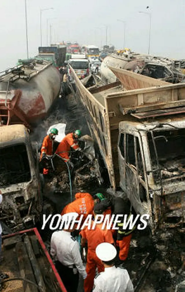 30台の玉突き衝突で炎上したトラック＝3日、平沢（聯合）