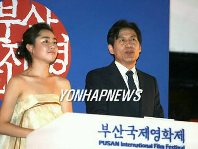 開幕式の司会を担当する年の差カップル、アン・ソンギ（右）とムン・グニョン＝12日、釜山（聯合）