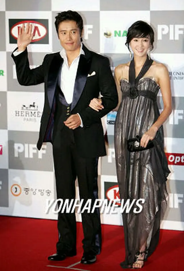 釜山映画祭開幕式に出席した韓流スターのイ・ビョンホンと女優のスエ=2006年10月12日、釜山(聯合)