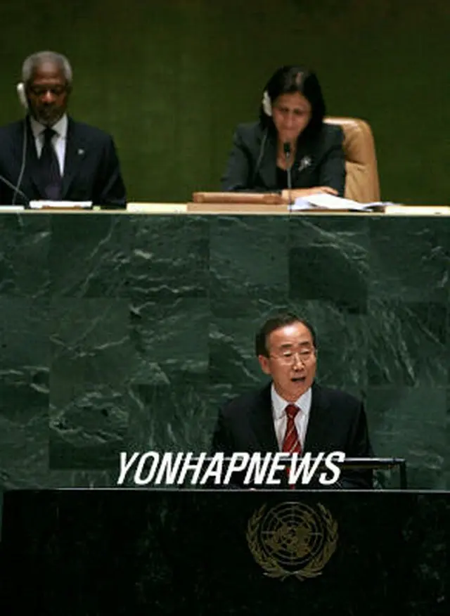 事務総長選出を受け受諾演説を行う潘基文長官＝13日、ニューヨーク(聯合）