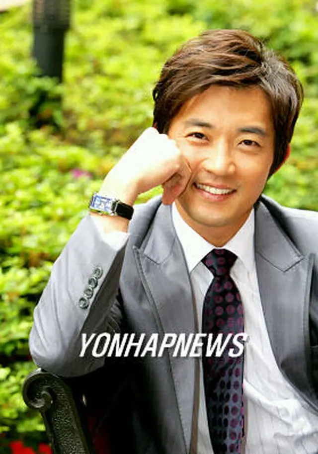 歌手・俳優として活躍するアン・ジェウク＝2006年6月（聯合）