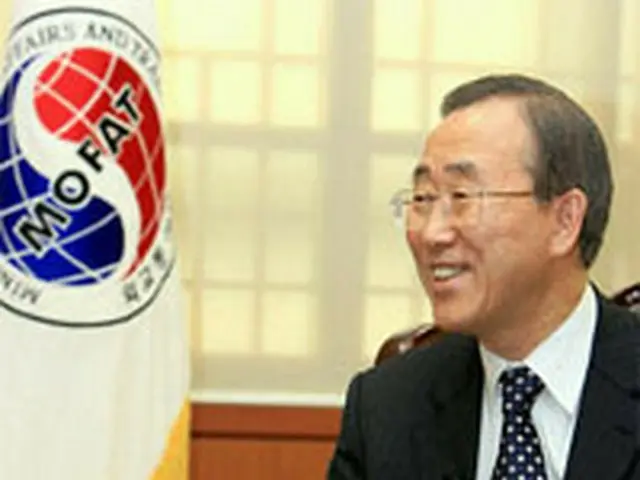 インタビューに応じる潘基文・外交通商部長官＝20日、ソウル（聯合）