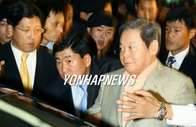 金浦空港に到着、車に乗り込む李健熙会長＝23日、ソウル（聯合）
