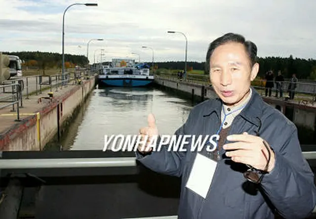 現地の運河を見ながら、運河の必要性を力説する李明博前ソウル市長＝24日、ニュルンベルク（聯合）