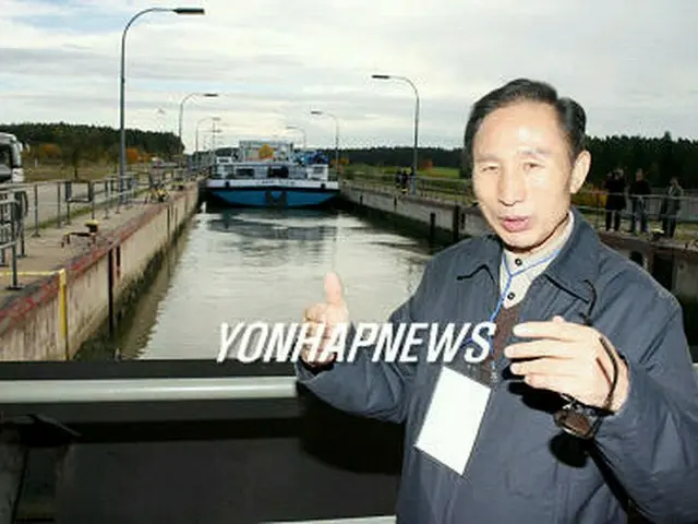 現地の運河を見ながら、運河の必要性を力説する李明博前ソウル市長＝24日、ニュルンベルク（聯合）