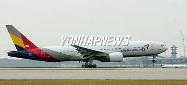イメージを一新したアシアナ航空の新デザイン機が到着＝26日、仁川空港（聯合）
