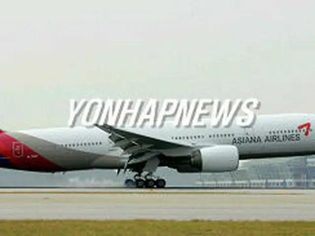 イメージを一新したアシアナ航空の新デザイン機が到着＝26日、仁川空港（聯合）