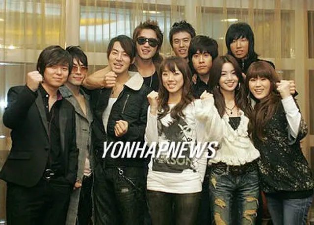 ＜韓国大衆音楽ショーケース　フィール・ザ・K－POPイン上海＞に参加した歌手たち（オレンジショック提供）＝5日、上海（聯合）
