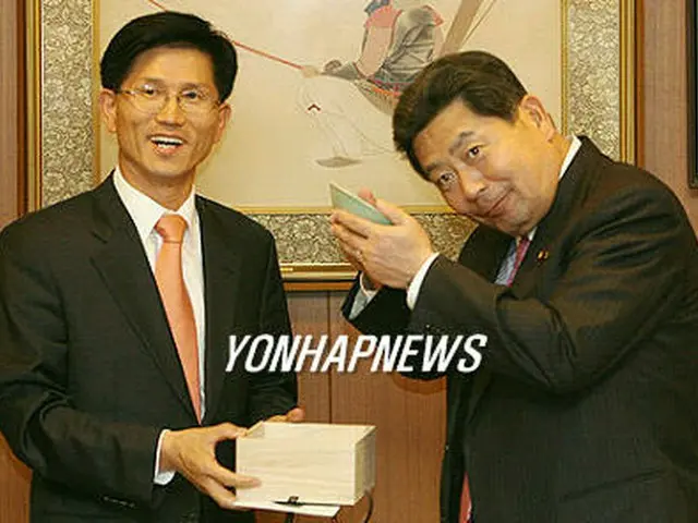 自民党の中川秀直幹事長に青磁の茶器を贈る金文洙・京畿道知事（左）＝8日、東京（聯合）