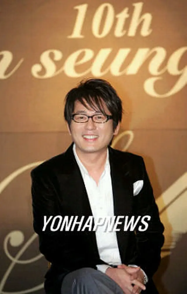 シン・スンフン。写真は10枚目となったアルバムの制作報告会での様子＝10月10日、ソウル（聯合）