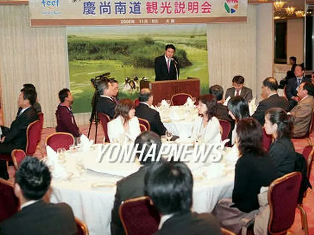 大阪で開かれた観光説明会で慶尚南道観光を勧める金台鎬道知事＝10日、昌原（聯合）