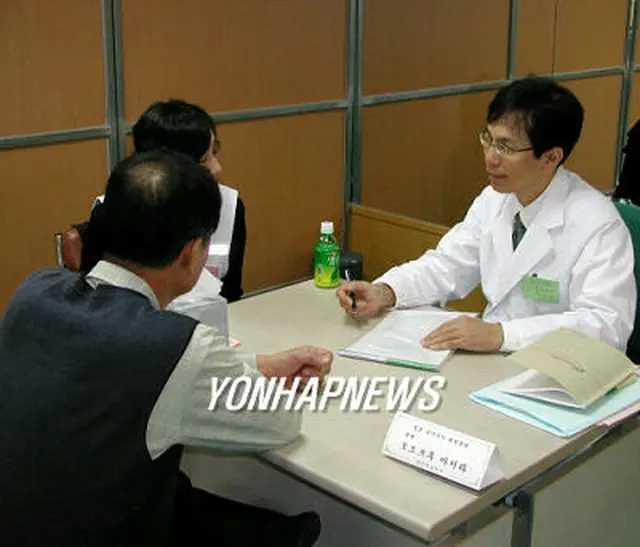 相談を受ける医療スタッフ＝14日、釜山（聯合）