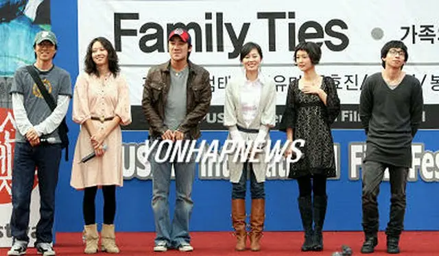 キム・テヨン監督（左）と出演陣。第11回釜山国際映画祭での舞台挨拶の様子（聯合）