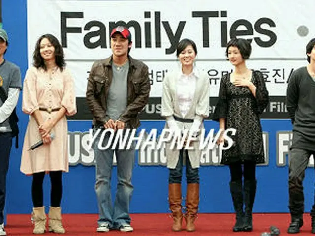 キム・テヨン監督（左）と出演陣。第11回釜山国際映画祭での舞台挨拶の様子（聯合）