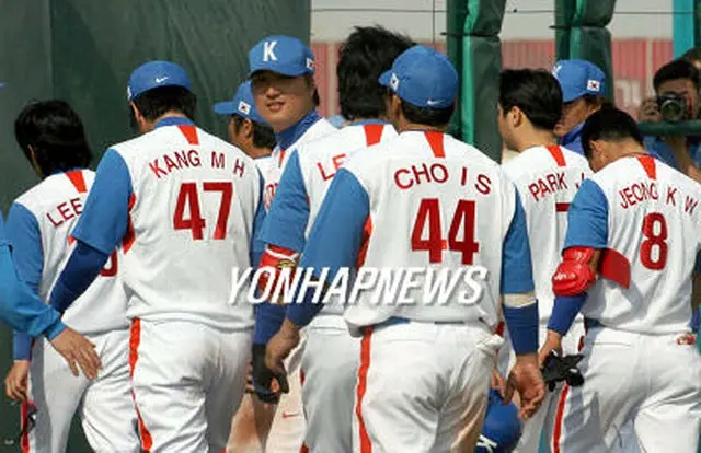 台湾に破れ肩を落とす韓国＝30日、ドーハ（聯合）
