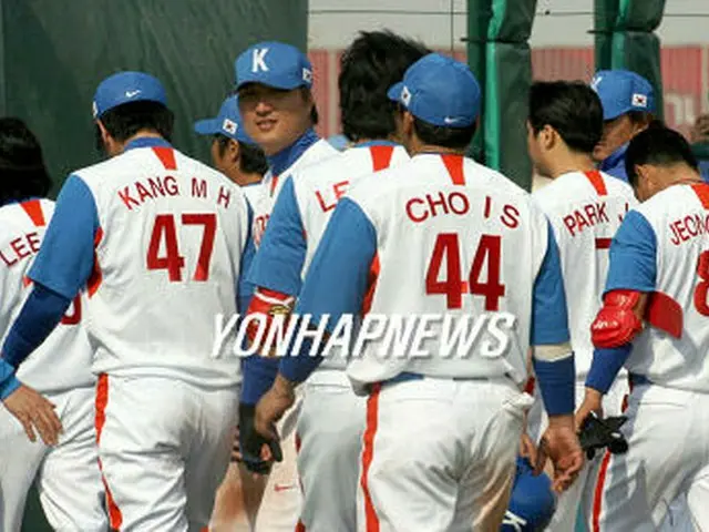 台湾に破れ肩を落とす韓国＝30日、ドーハ（聯合）