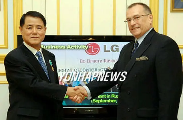 LG電子の金双秀会長と、イワシェンチョフ駐韓ロシア大使＝1日、ソウル（聯合）