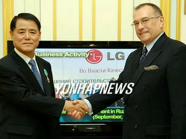 LG電子の金双秀会長と、イワシェンチョフ駐韓ロシア大使＝1日、ソウル（聯合）
