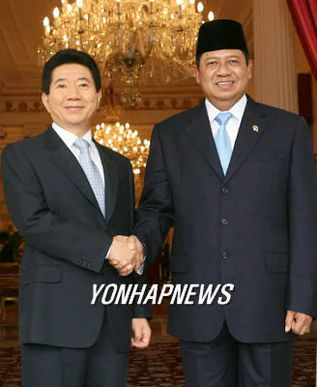 握手を交わす盧武鉉大統領（左）とユドヨノ大統領＝4日、ジャカルタ（聯合）