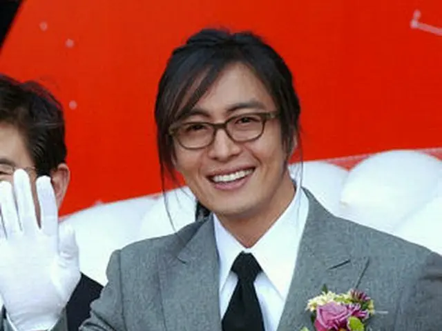 済州で開かれた＜韓流エキスポin ASIA＞開幕式に出席したペ・ヨンジュン=2006年11月29日、西帰浦(聯合)