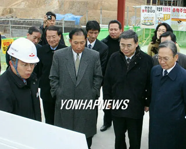 開城工業団地を訪問した李長官（右から2人目）が案内を聞いている＝8日、開城（聯合）