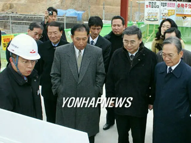 開城工業団地を訪問した李長官（右から2人目）が案内を聞いている＝8日、開城（聯合）