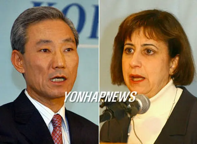 第5回交渉最後の会見を開いた金宗フン韓国首席代表（左）とカトラー米国首席代表＝8日、ビッグスカイ（聯合）