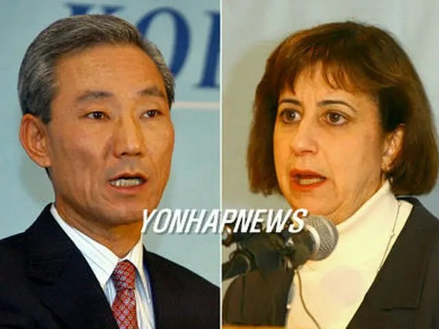 第5回交渉最後の会見を開いた金宗フン韓国首席代表(左)とカトラー米国首席代表=8日、ビッグスカイ(聯合)