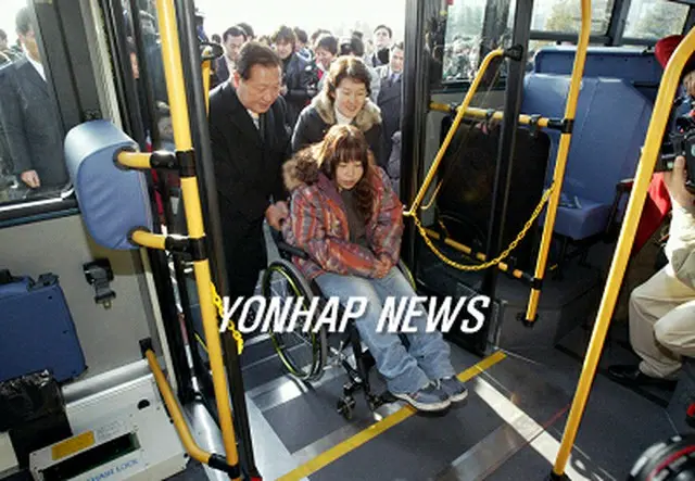 従来に比べ車いすでも乗車しやすいノンステップバスの評価が高まっている＝（聯合）