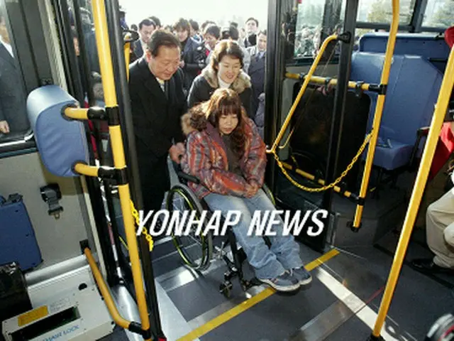 従来に比べ車いすでも乗車しやすいノンステップバスの評価が高まっている＝（聯合）