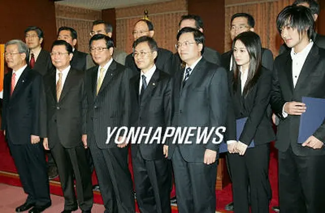 右からカンタさん、チャン・ナラさん、寧賦魁駐韓中国大使、キム・ホヨン次官、朴三求錦湖会長、鄭徳亀議員、鄭暢泳総長＝15日、ソウル（聯合）